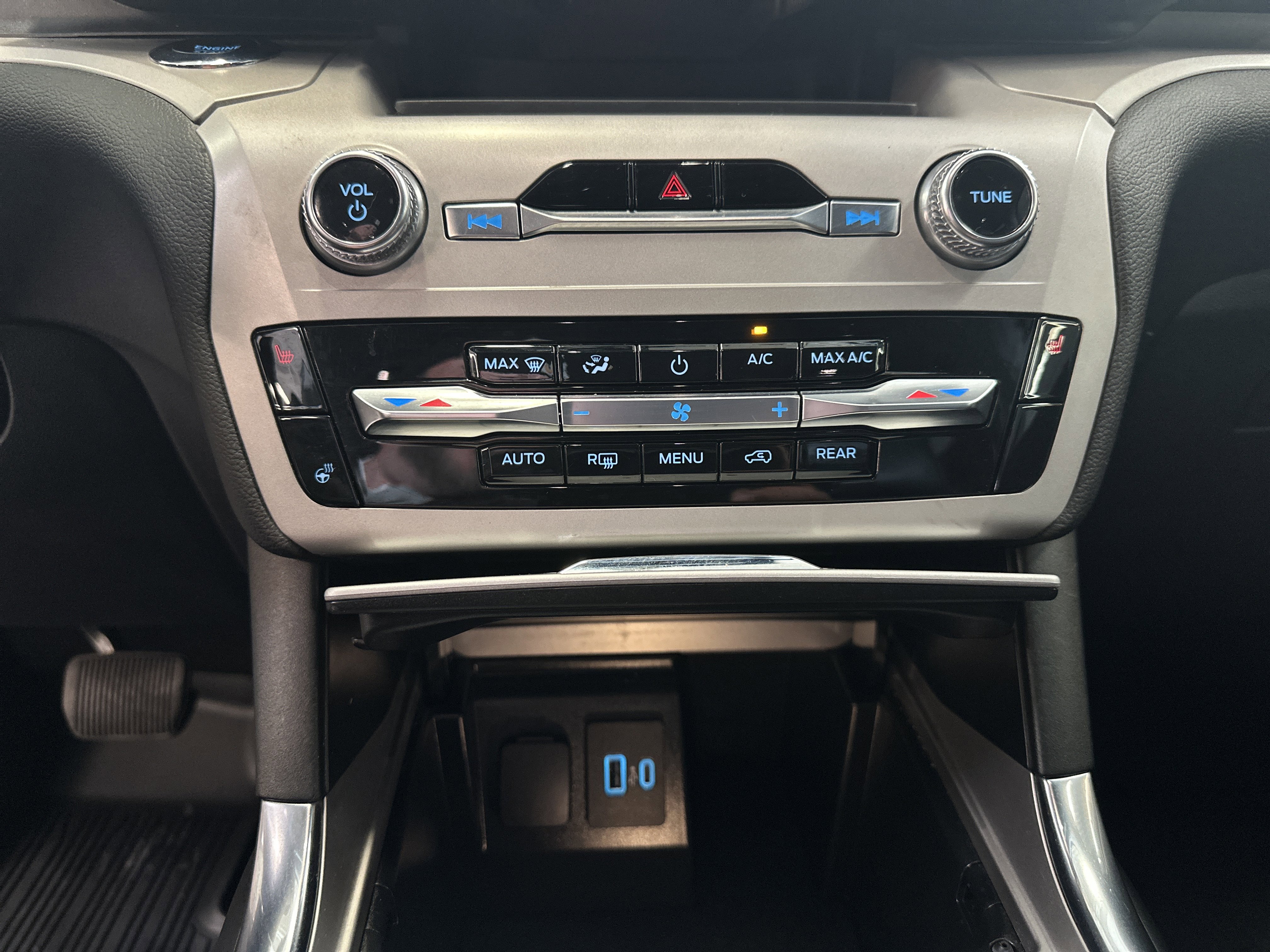 Used 2023 Ford Explorer XLT w/ Equipment Group 202A image 31