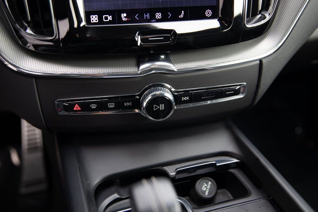 Used 2022 Volvo XC60 B5 R-Design w/ Advanced Package image 11