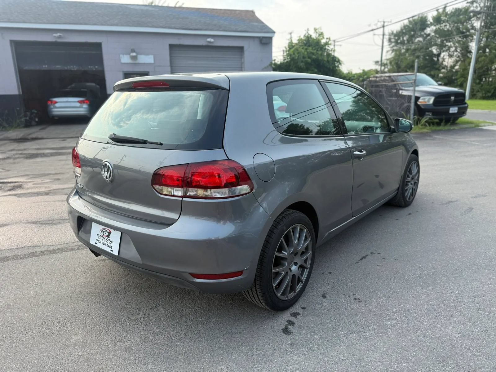 Used 2010 Volkswagen Golf 2-Door FWD image 5