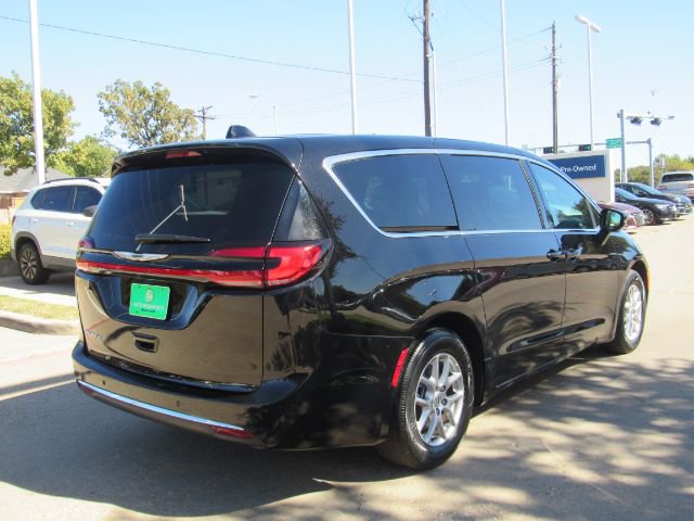Used 2025 Chrysler Pacifica Select image 6