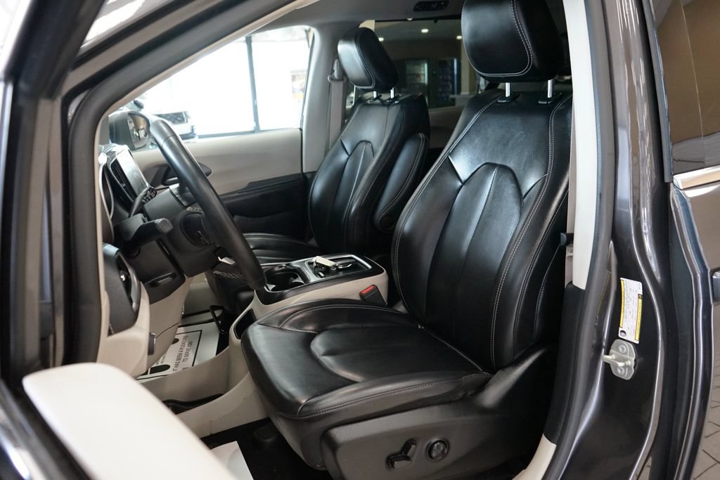Used 2023 Chrysler Pacifica Touring-L AWD/4WD image 2