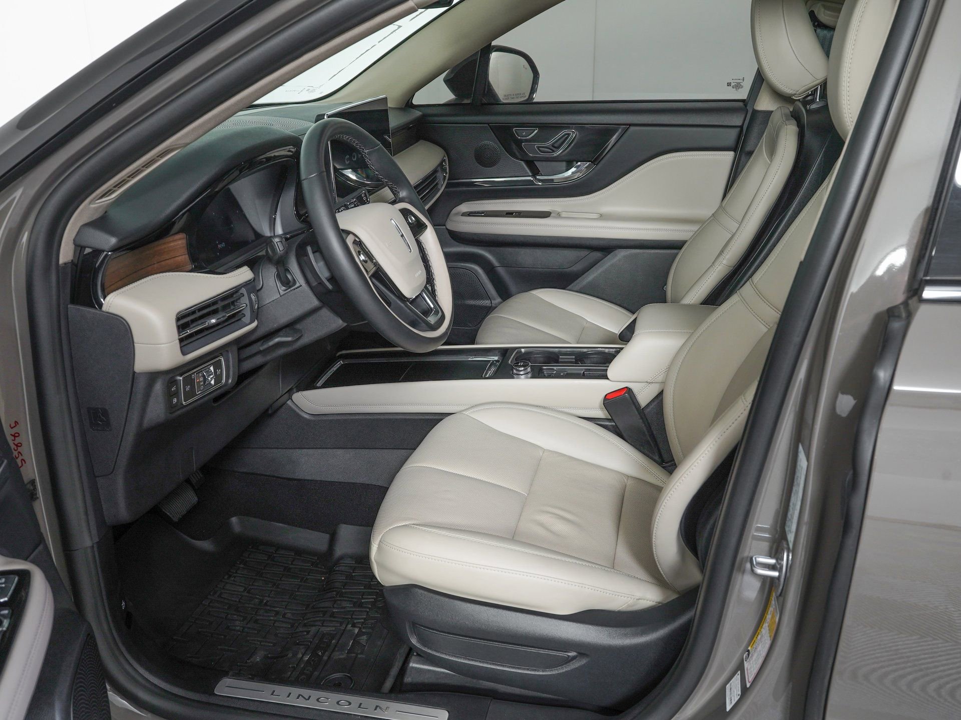 Used 2025 Lincoln Corsair Grand Touring w/ Jet Appearance Package image 14