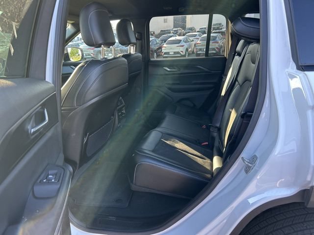 Used 2025 Jeep Grand Cherokee Altitude AWD/4WD image 6