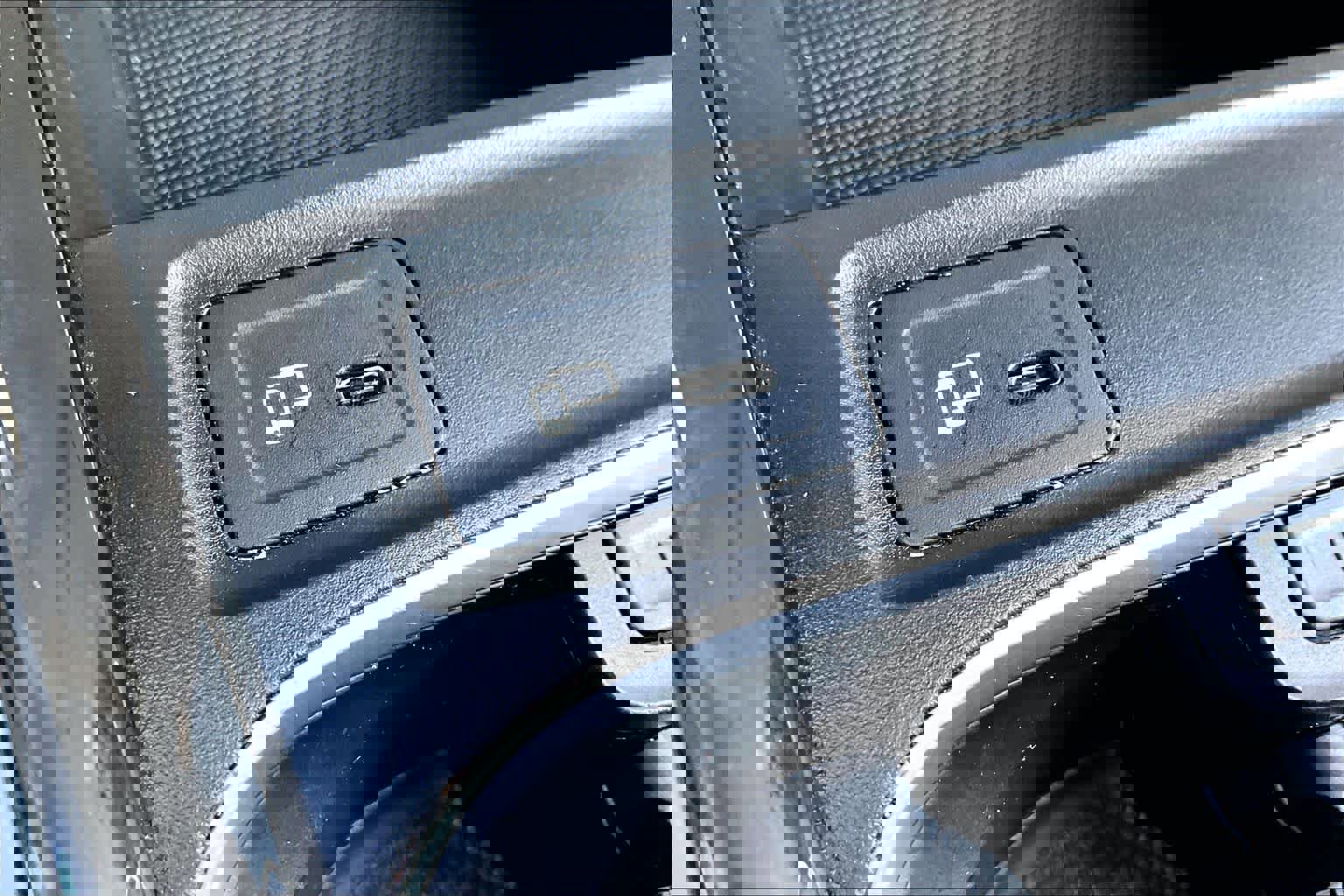 Used 2020 Mercedes-Benz GLB 250 GLB 250 w/ Premium Package image 35