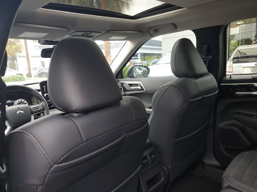 Used 2025 Mitsubishi Outlander SE AWD/4WD image 13