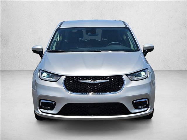 Used 2023 Chrysler Pacifica Touring-L FWD image 2