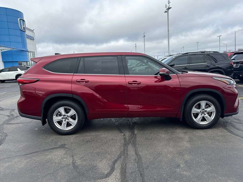 Used 2022 Toyota Highlander LE image 12