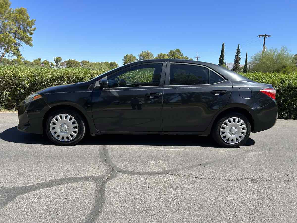 Used 2018 Toyota Corolla LE FWD image 2