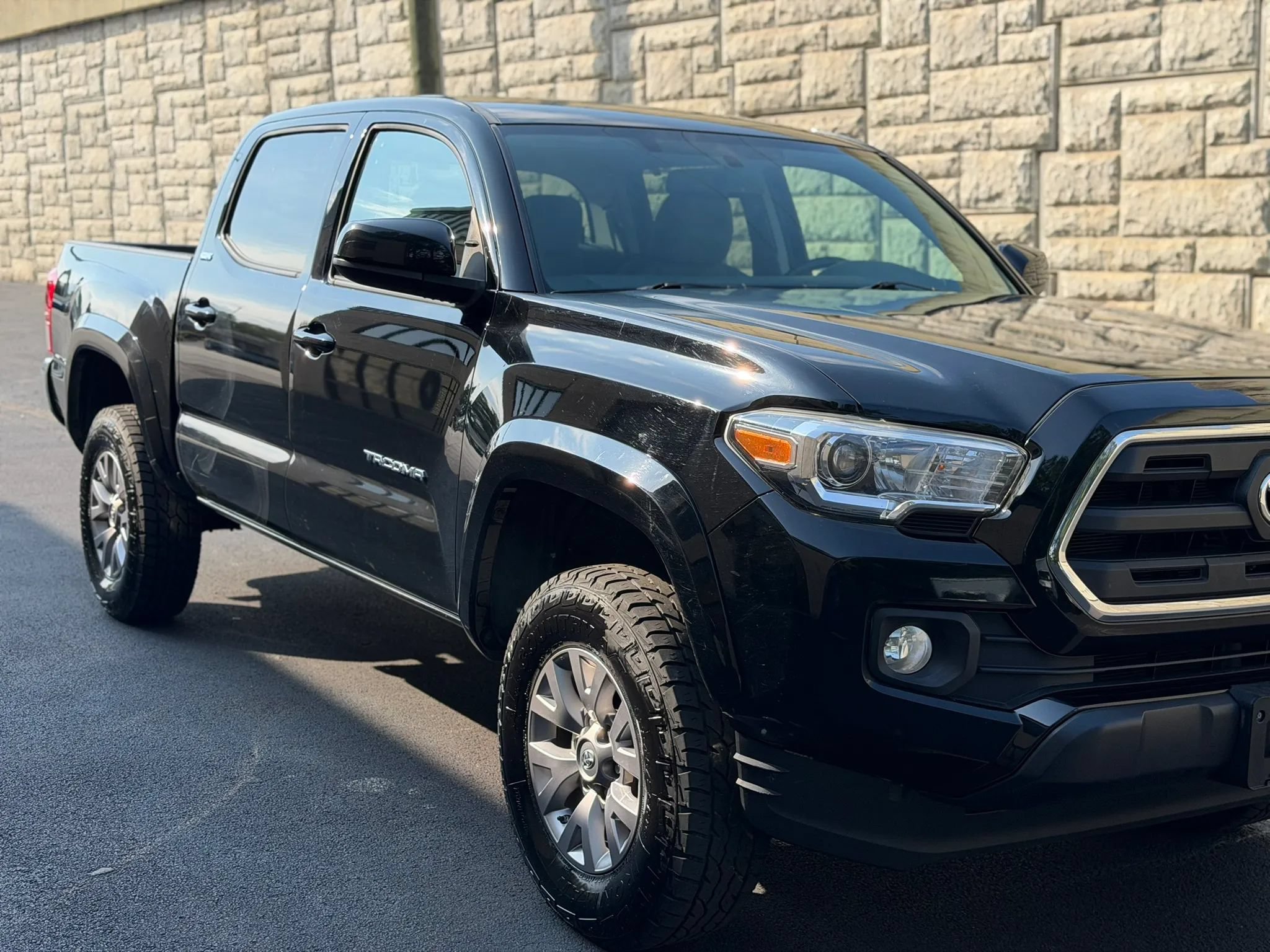 Used 2017 Toyota Tacoma SR5 w/ Tow Package AWD/4WD image 39