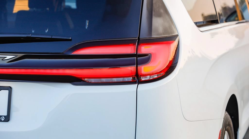 New 2027 Chrysler Pacifica Select FWD image 10