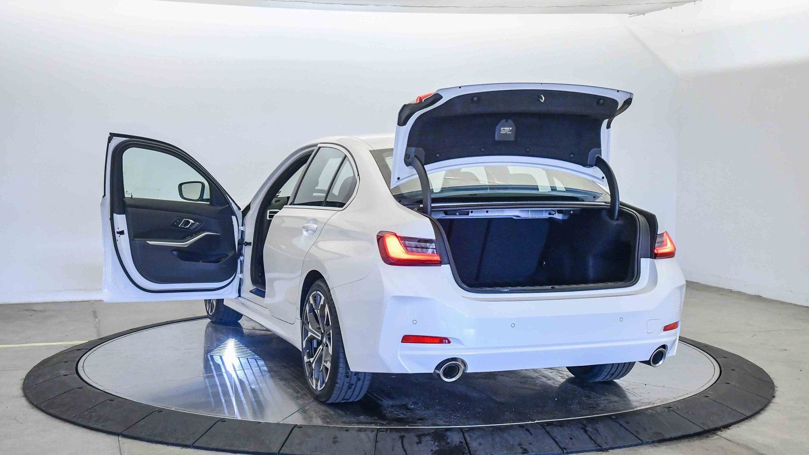 Used 2025 BMW 330i Sedan w/ Convenience Package image 27