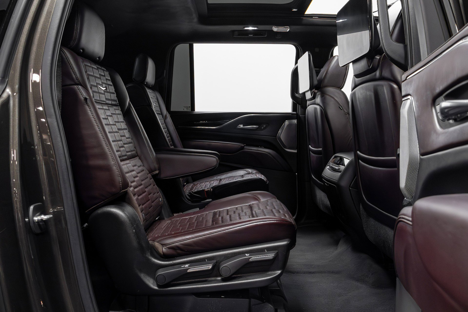 Used 2021 Cadillac Escalade ESV Premium Luxury Platinum w/ Heavy-Duty Trailer Package image 21