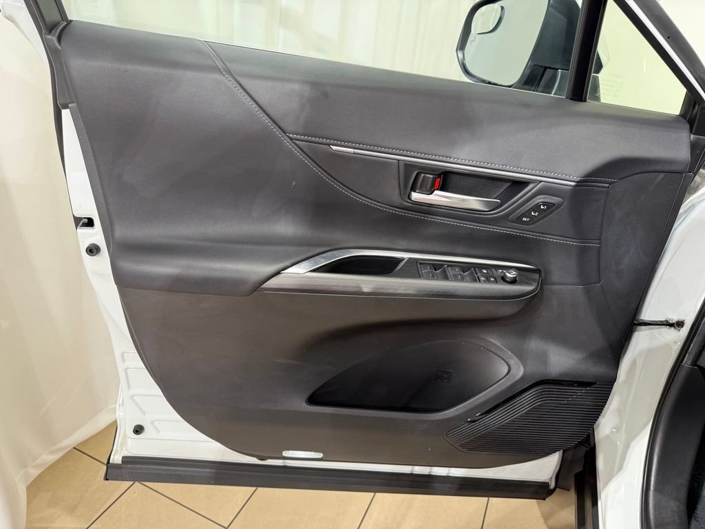Certified 2023 Toyota Venza XLE AWD/4WD image 15