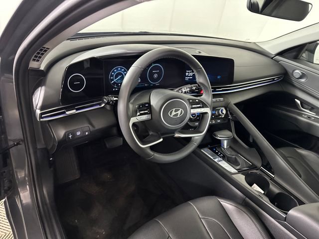 Used 2025 Hyundai Elantra Limited image 13