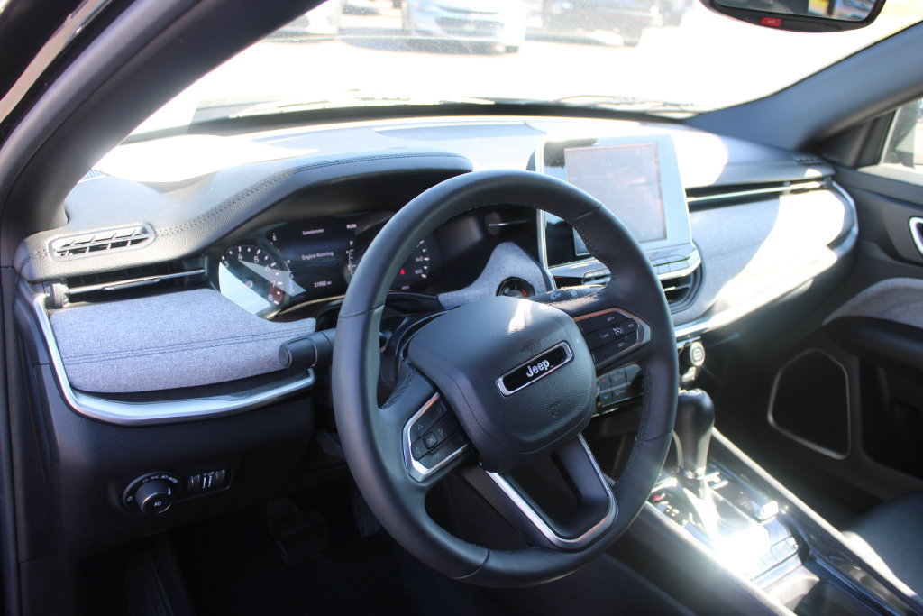Used 2025 Jeep Compass Latitude AWD/4WD image 22