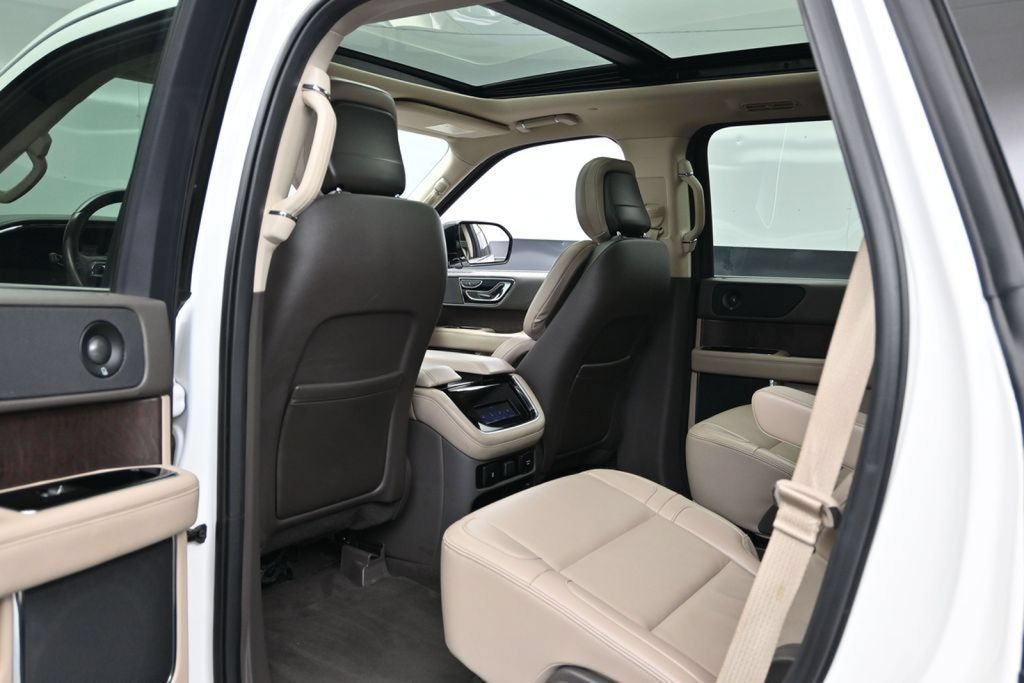 Used 2024 Lincoln Navigator Premiere AWD/4WD image 19