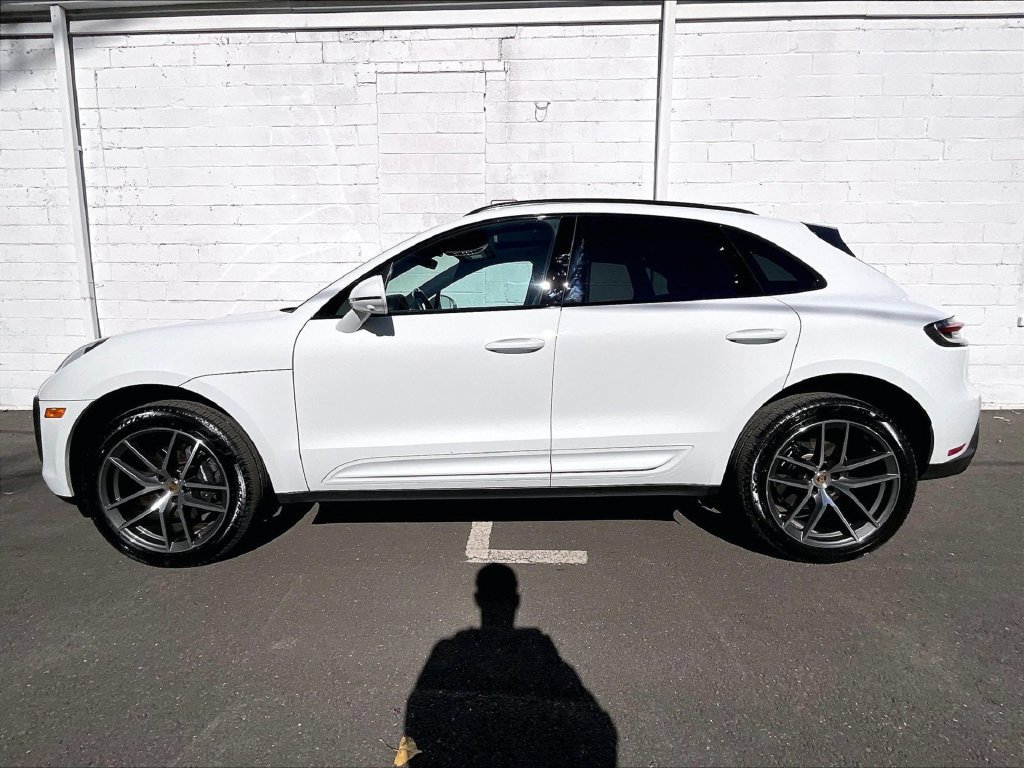 Certified 2023 Porsche Macan AWD/4WD image 2