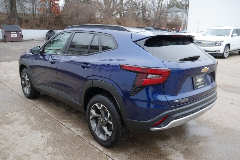 Used 2024 Chevrolet Trax LT w/ Driver Confidence Package image 5