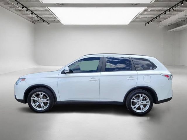 Used 2015 Mitsubishi Outlander SE AWD/4WD image 2