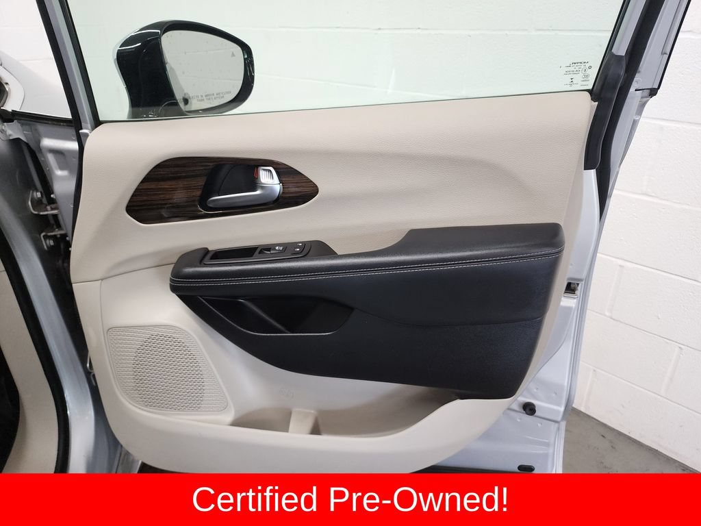 Certified 2023 Chrysler Pacifica Limited FWD image 35