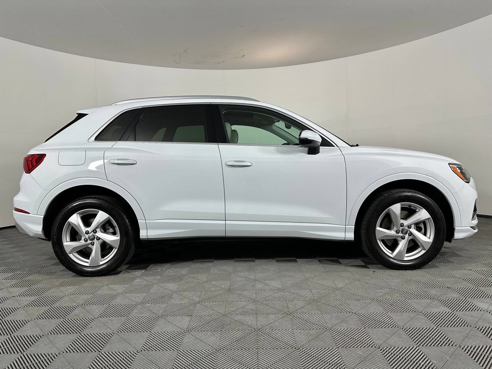 Used 2019 Audi Q3 2.0T Premium w/ Convenience Package AWD/4WD image 28