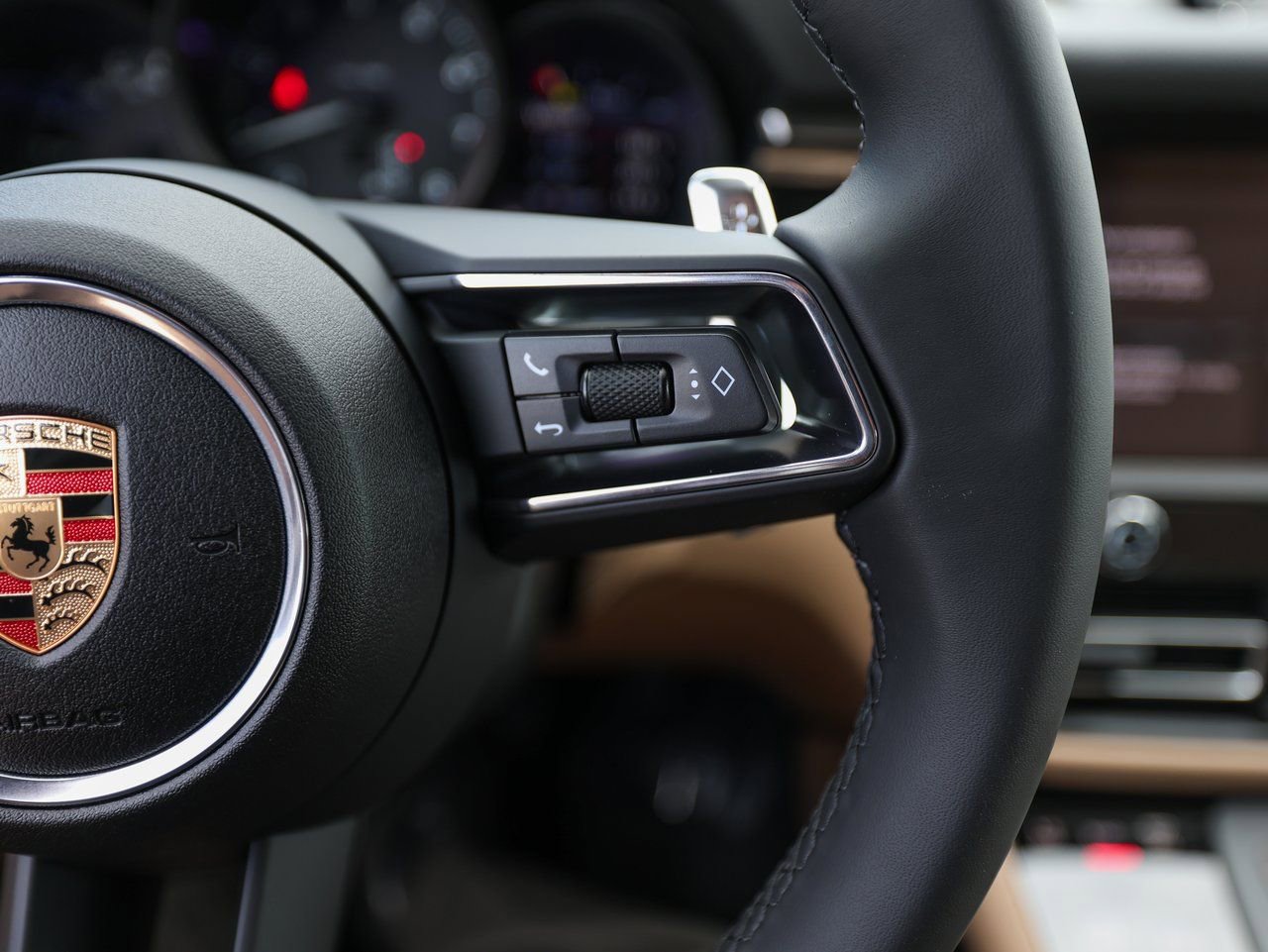 Certified 2025 Porsche Macan image 16