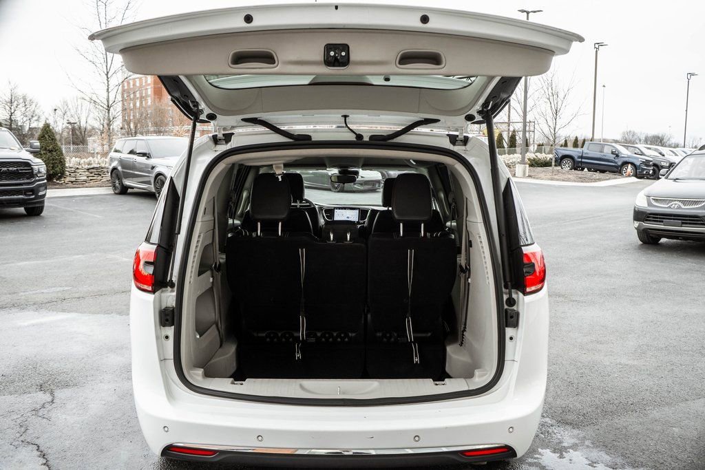 Used 2023 Chrysler Pacifica Touring-L image 37