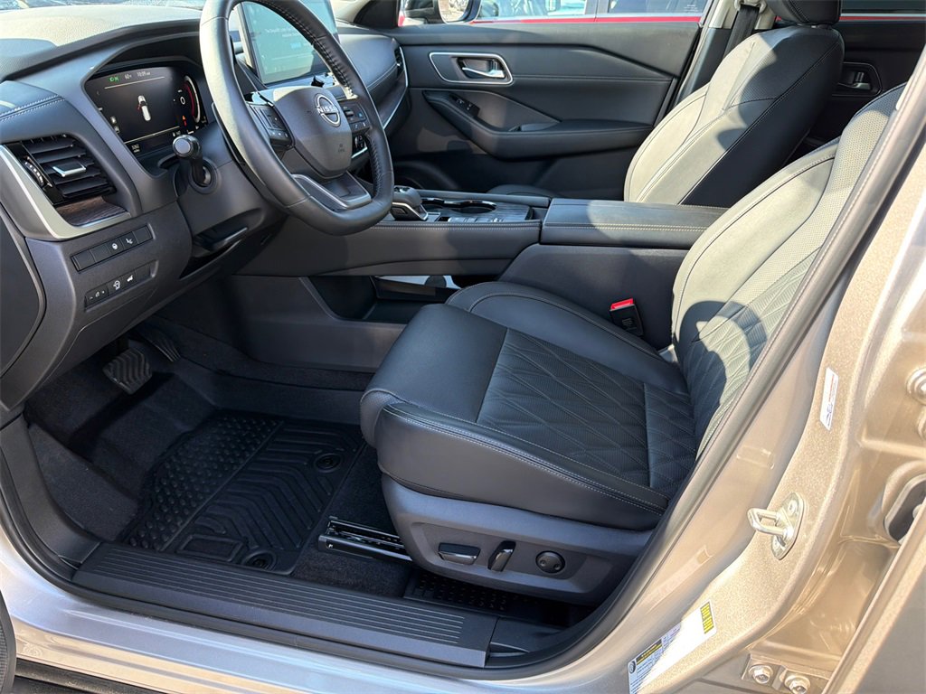 Used 2025 Nissan Rogue Platinum w/ Platinum Premium Package image 9