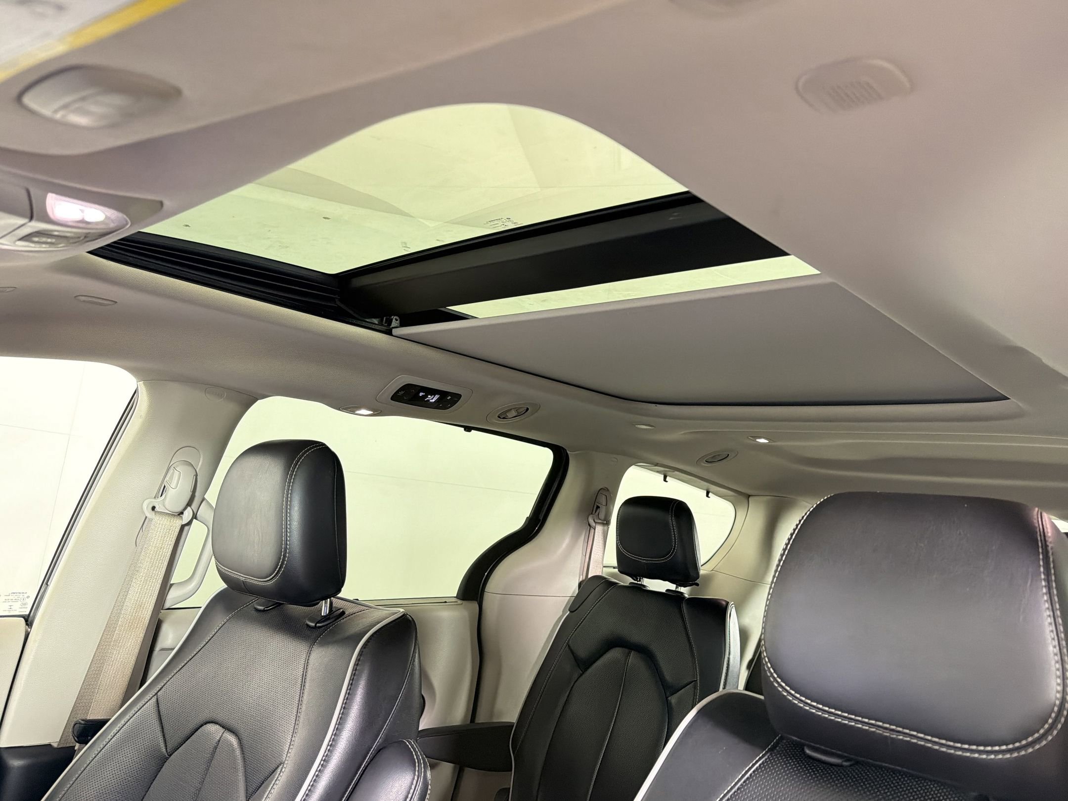 Used 2022 Chrysler Pacifica Limited FWD image 19