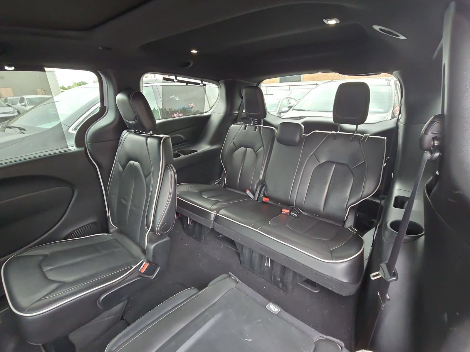 Used 2025 Chrysler Pacifica Limited FWD image 10