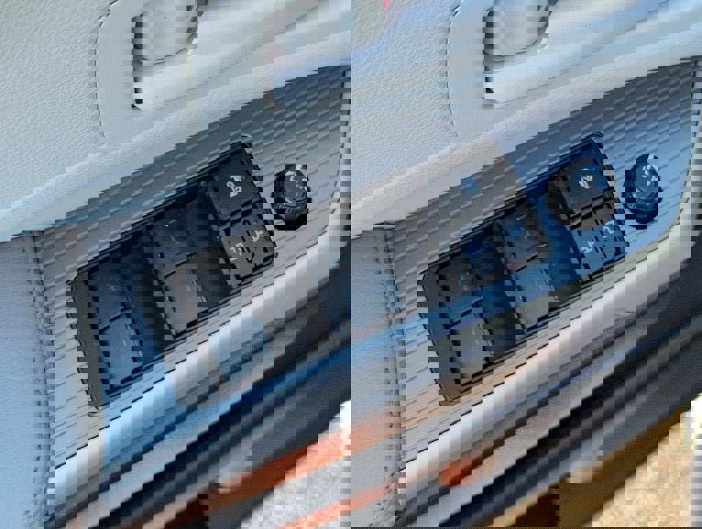 Used 2025 Toyota Sienna LE w/ LE Plus Package image 16