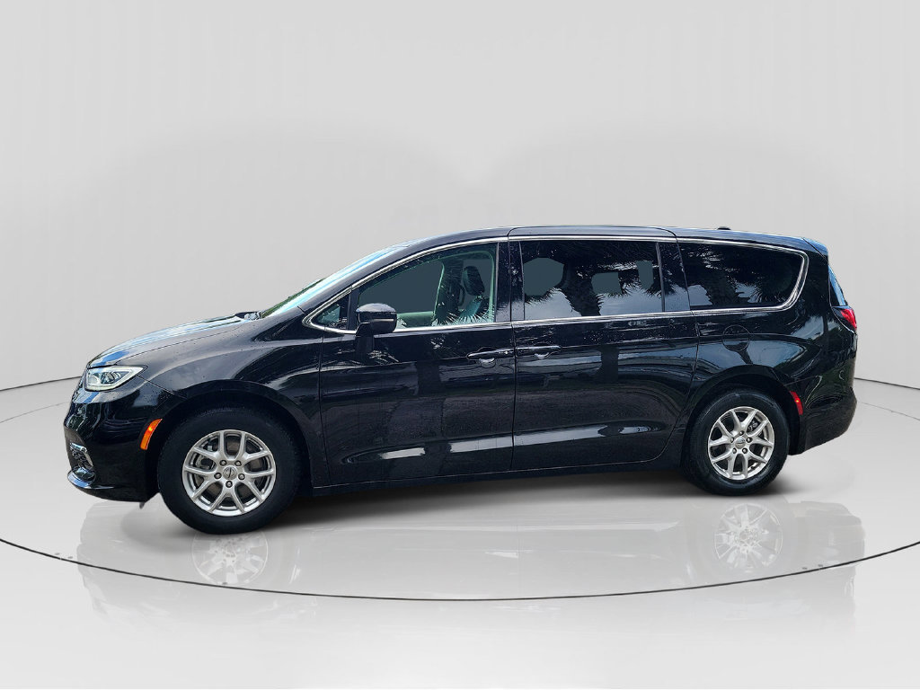 Used 2024 Chrysler Pacifica Touring-L FWD image 4
