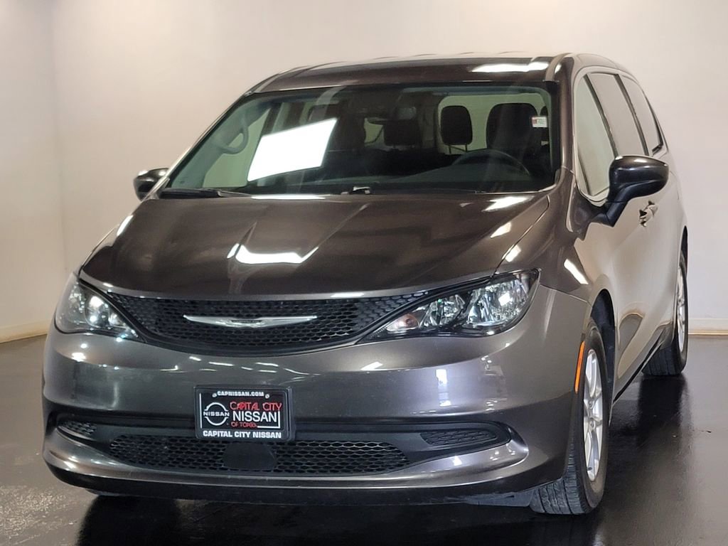 Used 2023 Chrysler Voyager LX image 4