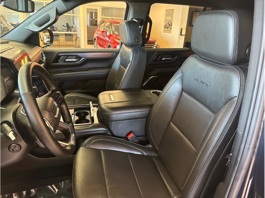 Used 2025 GMC Yukon Denali AWD/4WD image 13