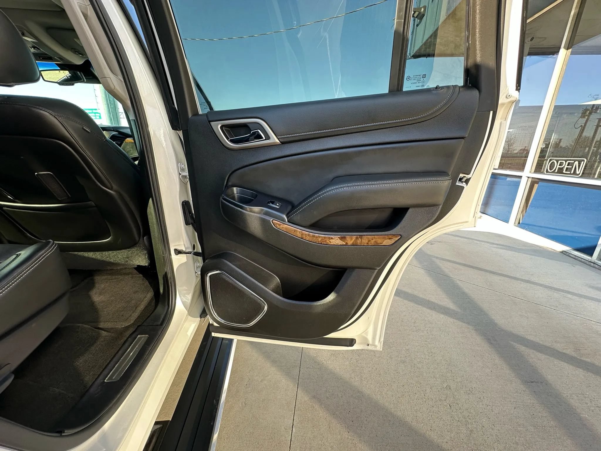 Used 2015 GMC Yukon Denali w/ Premium Package AWD/4WD image 39