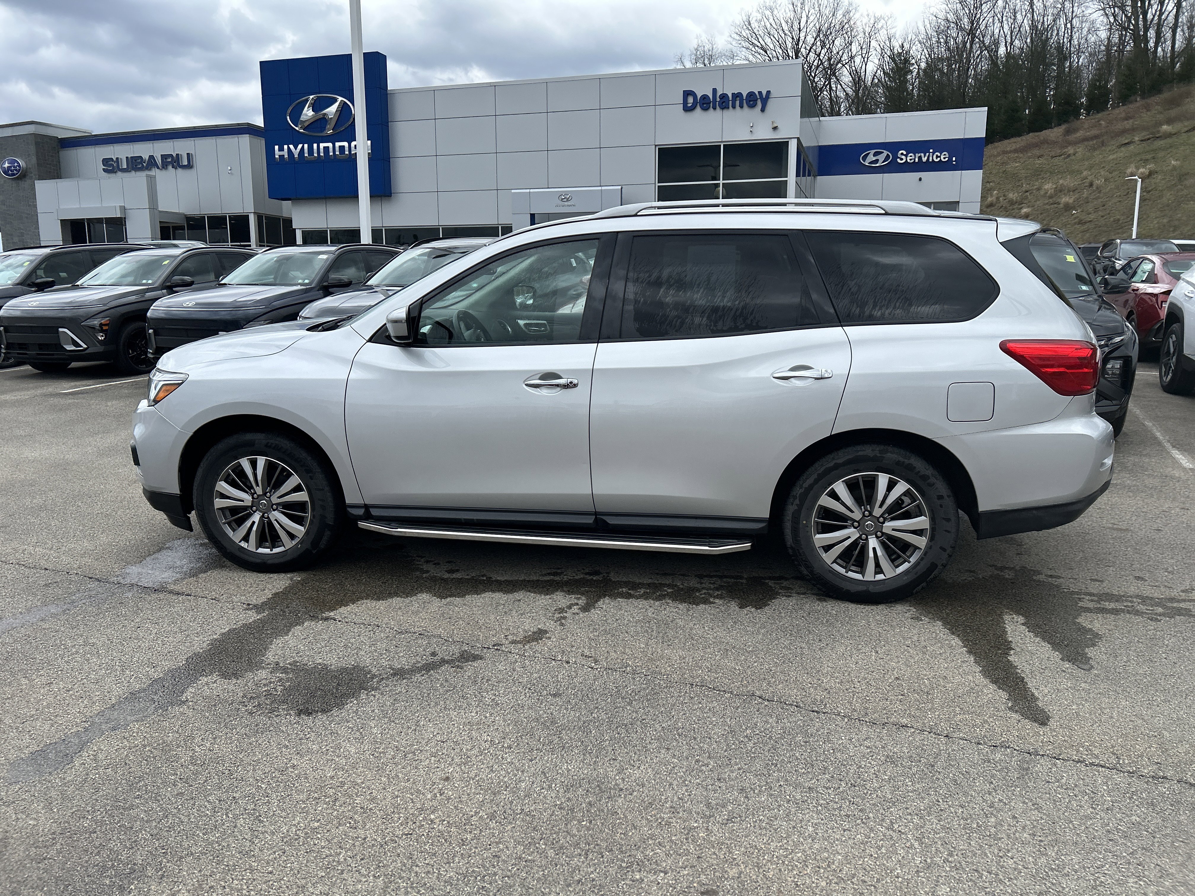 Used 2020 Nissan Pathfinder SV image 19