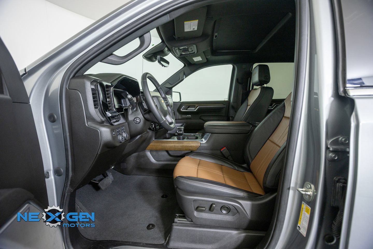 Used 2025 Chevrolet Silverado 1500 High Country w/ Technology Package AWD/4WD image 11