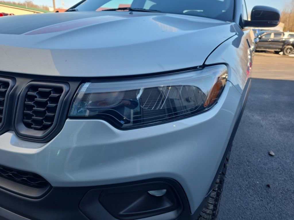 Used 2024 Jeep Compass Trailhawk image 3