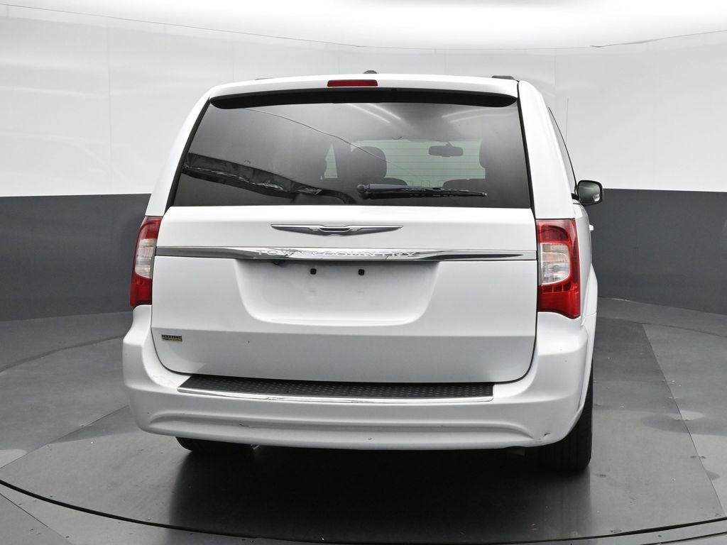 Used 2014 Chrysler Town & Country Touring image 6