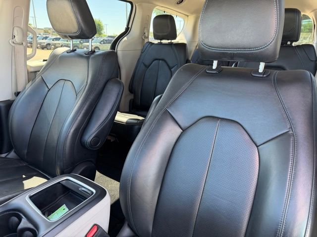 Used 2021 Chrysler Pacifica Touring-L FWD image 11