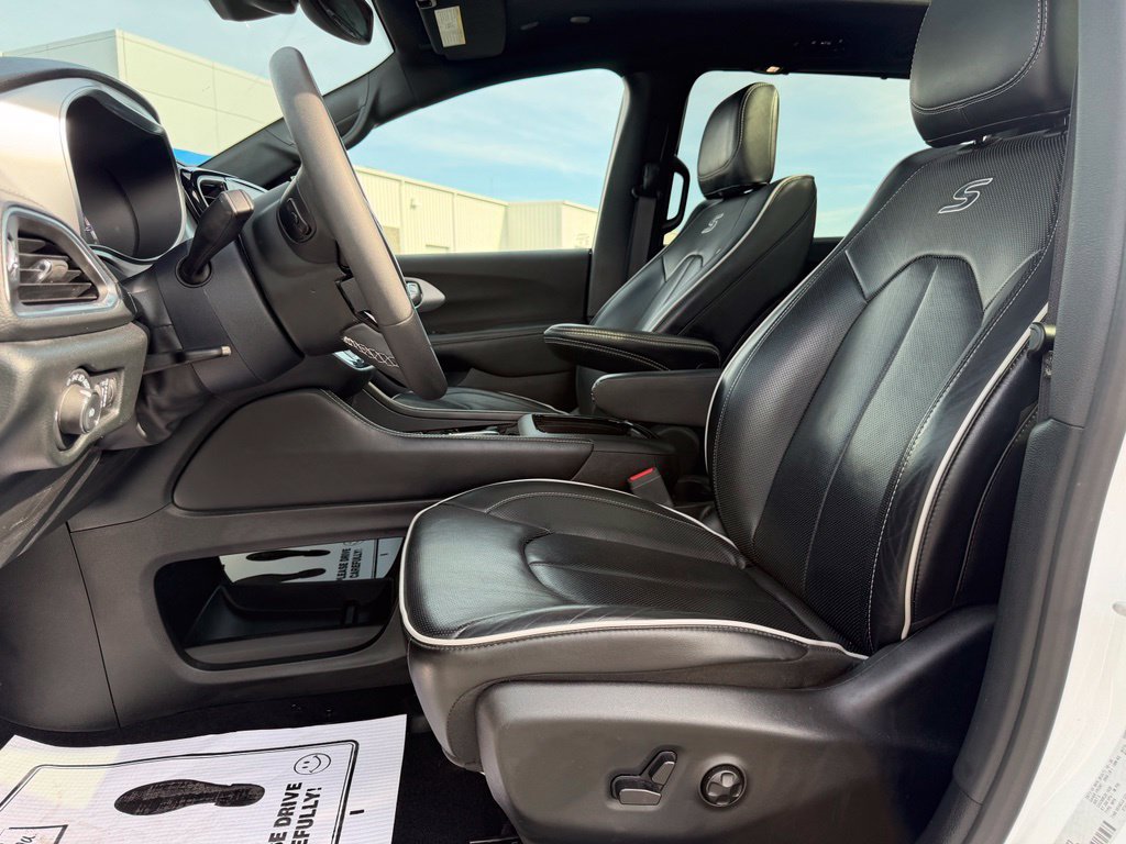 Used 2025 Chrysler Pacifica Limited FWD image 9