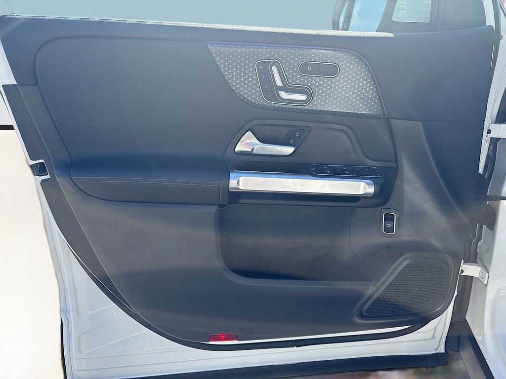 Used 2024 Mercedes-Benz GLB 250 image 40