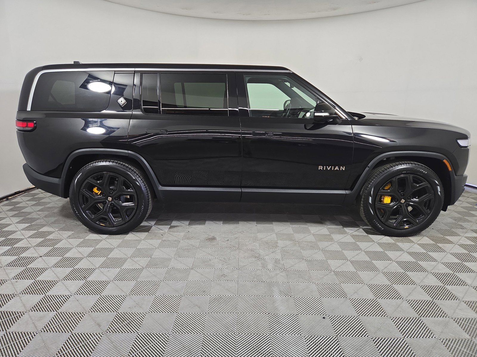 Used 2024 Rivian R1S Adventure AWD/4WD image 6