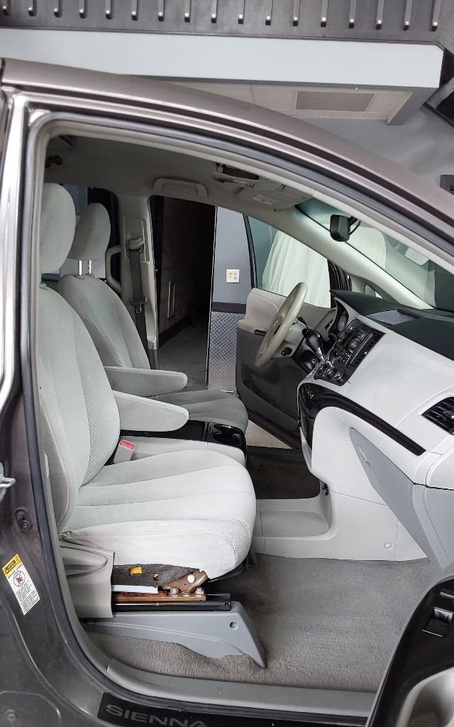 Used 2011 Toyota Sienna LE FWD image 27
