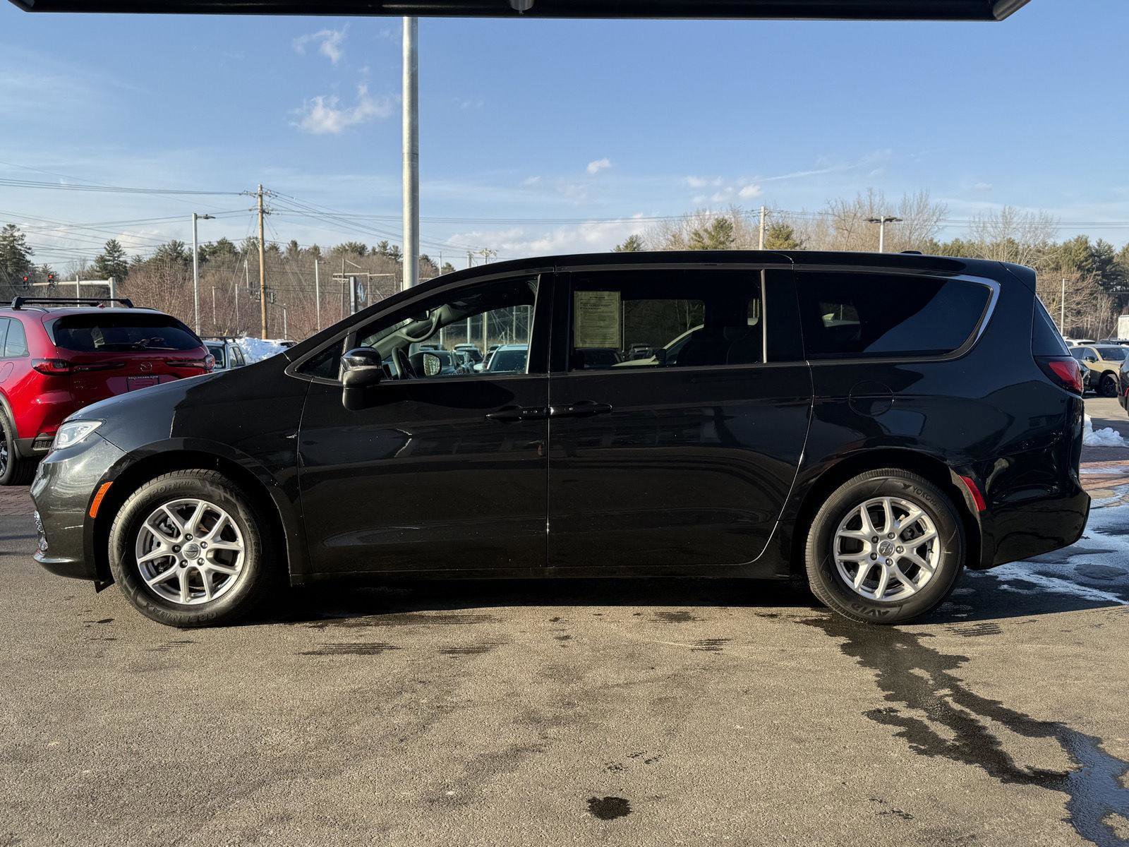 Used 2023 Chrysler Pacifica Touring image 8