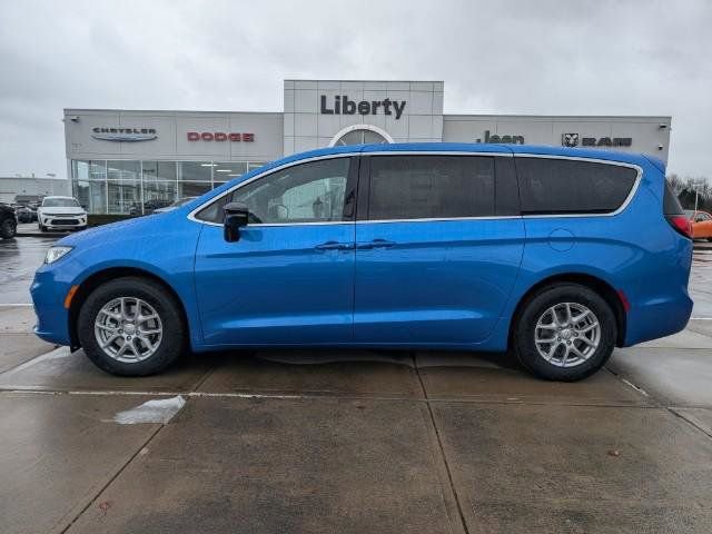 New 2026 Chrysler Pacifica Select image 5