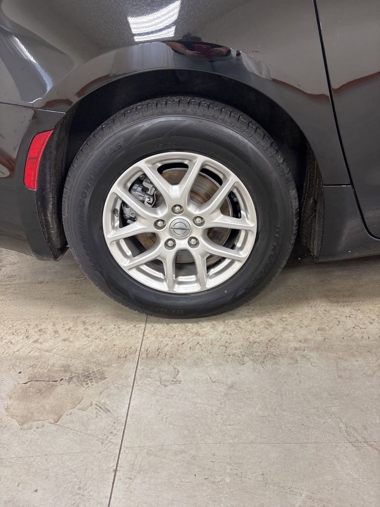 Used 2024 Chrysler Pacifica Touring-L FWD image 37