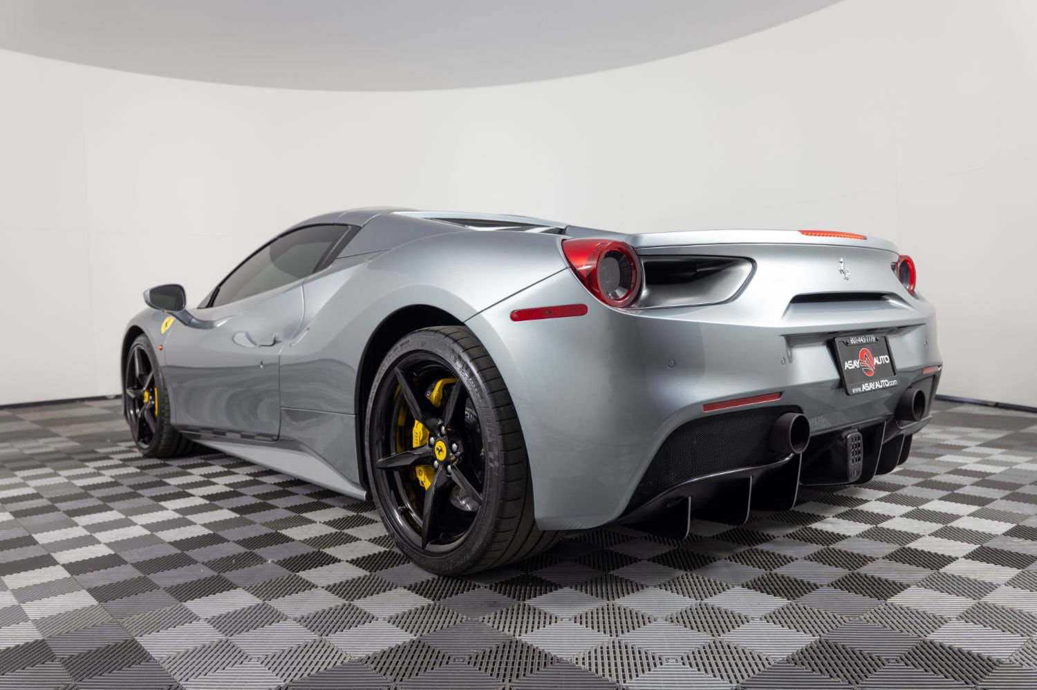 Used 2019 Ferrari 488 Spider image 4
