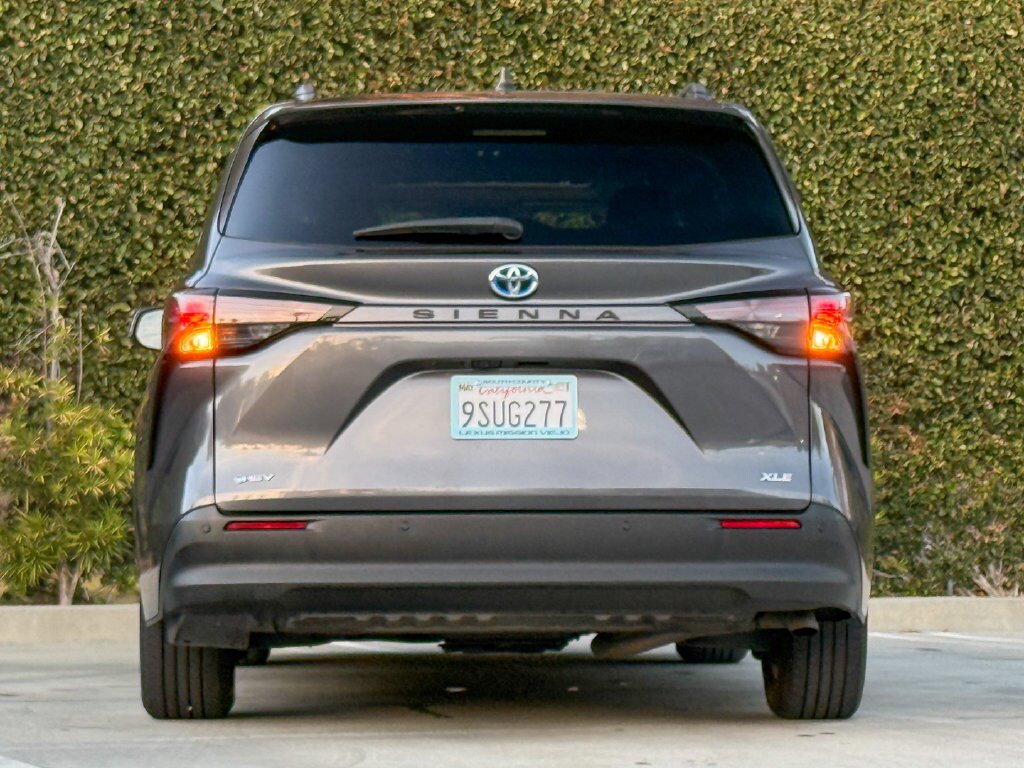 Used 2025 Toyota Sienna XLE FWD image 13