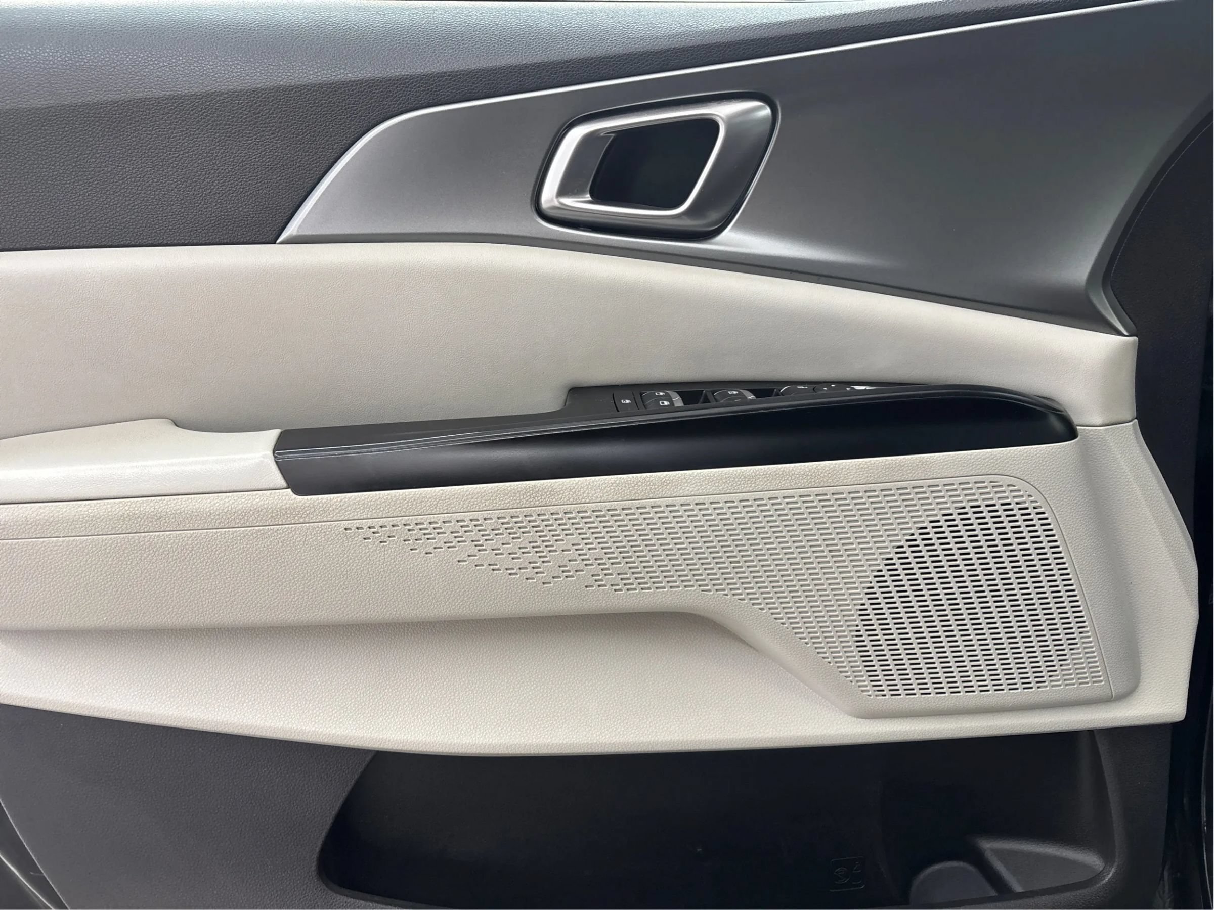 Used 2022 Kia Carnival LX FWD image 25